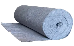 Grå beskyttelsesmatte rullet sammen på svart bakgrunn. En del av matten er rullet ut foran rullen, og materialet ser filt-/fiberaktig ut med synlige lag i rullens snittflate.