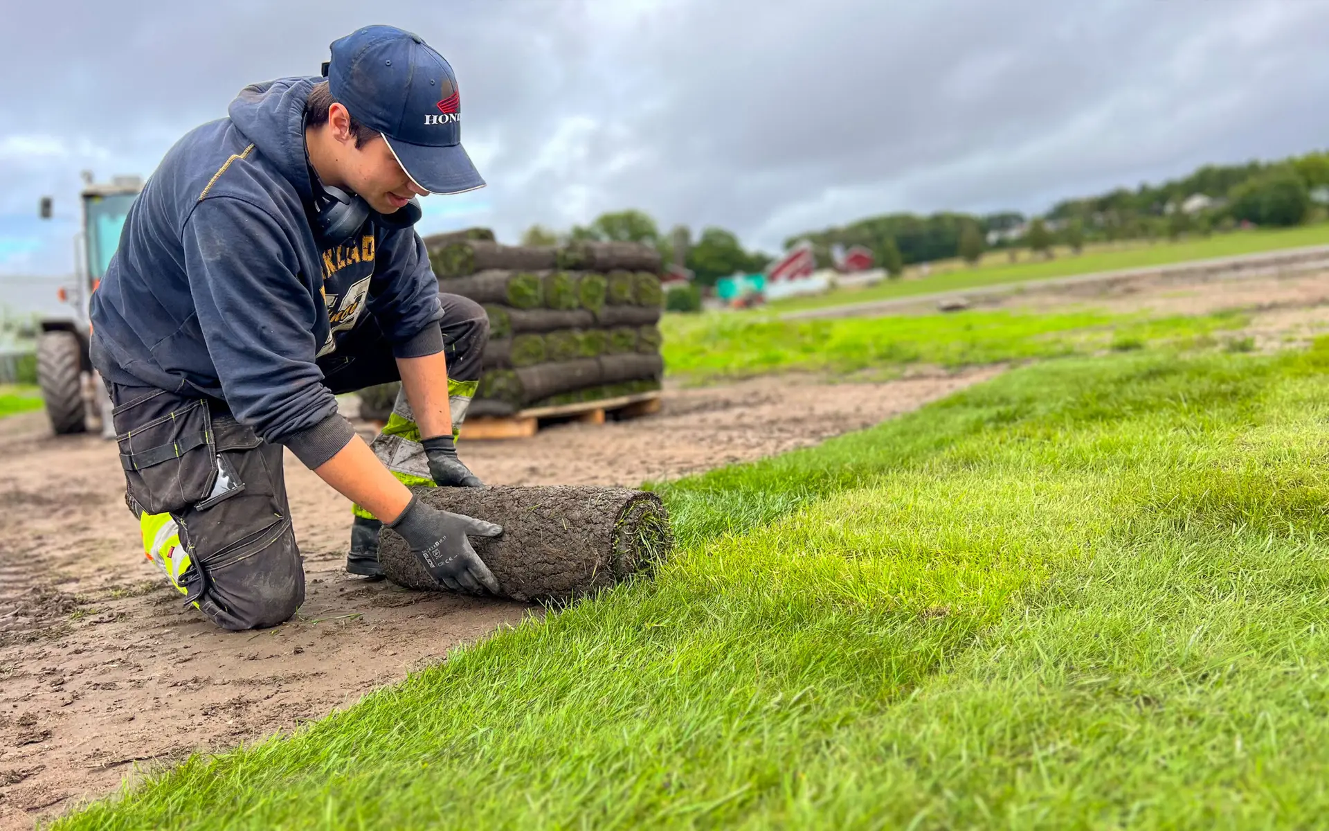 Mann som legger ut ferdigplen