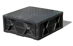Inspeksjonskammer i svart plast på svart bakgrunn: en lav, rektangulær boks med solid lokk med rutemønster og ventilasjonsspor, og åpne sider med ribber/gitter og avstivende, geometriske forsterkninger.
