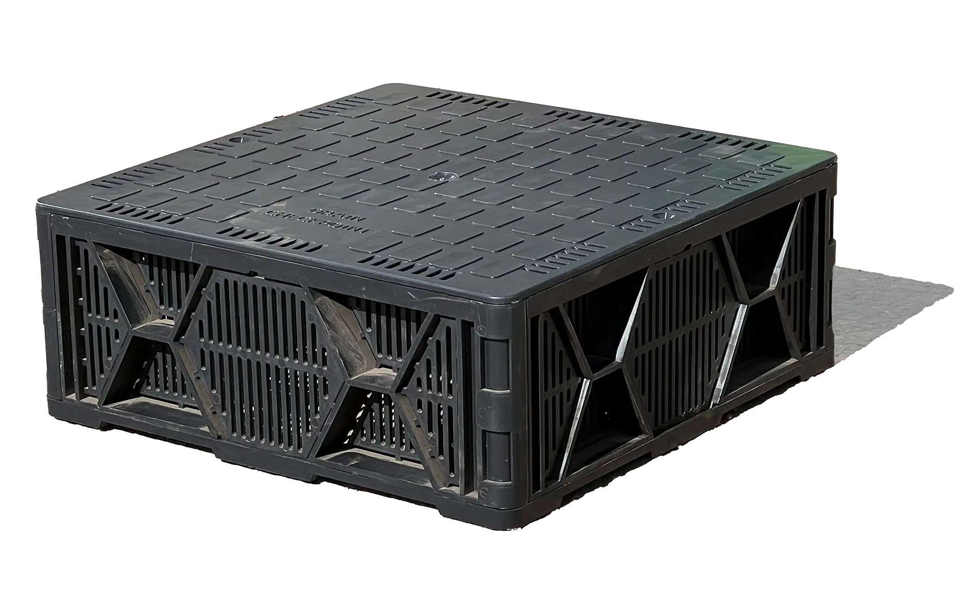 Inspeksjonskammer i svart plast på svart bakgrunn: en lav, rektangulær boks med solid lokk med rutemønster og ventilasjonsspor, og åpne sider med ribber/gitter og avstivende, geometriske forsterkninger.