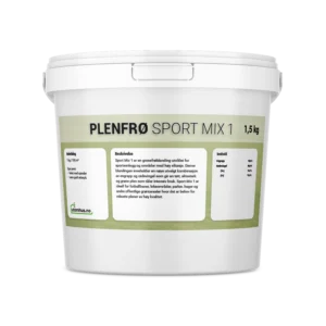 Hvit plastbøtte med lokk og grønn etikett merket «PLENFRØ SPORT MIX 1», med vekt «1,5 kg». Etiketten har felt for anbefaling, beskrivelse og innhold, samt utomhus.no-logo.