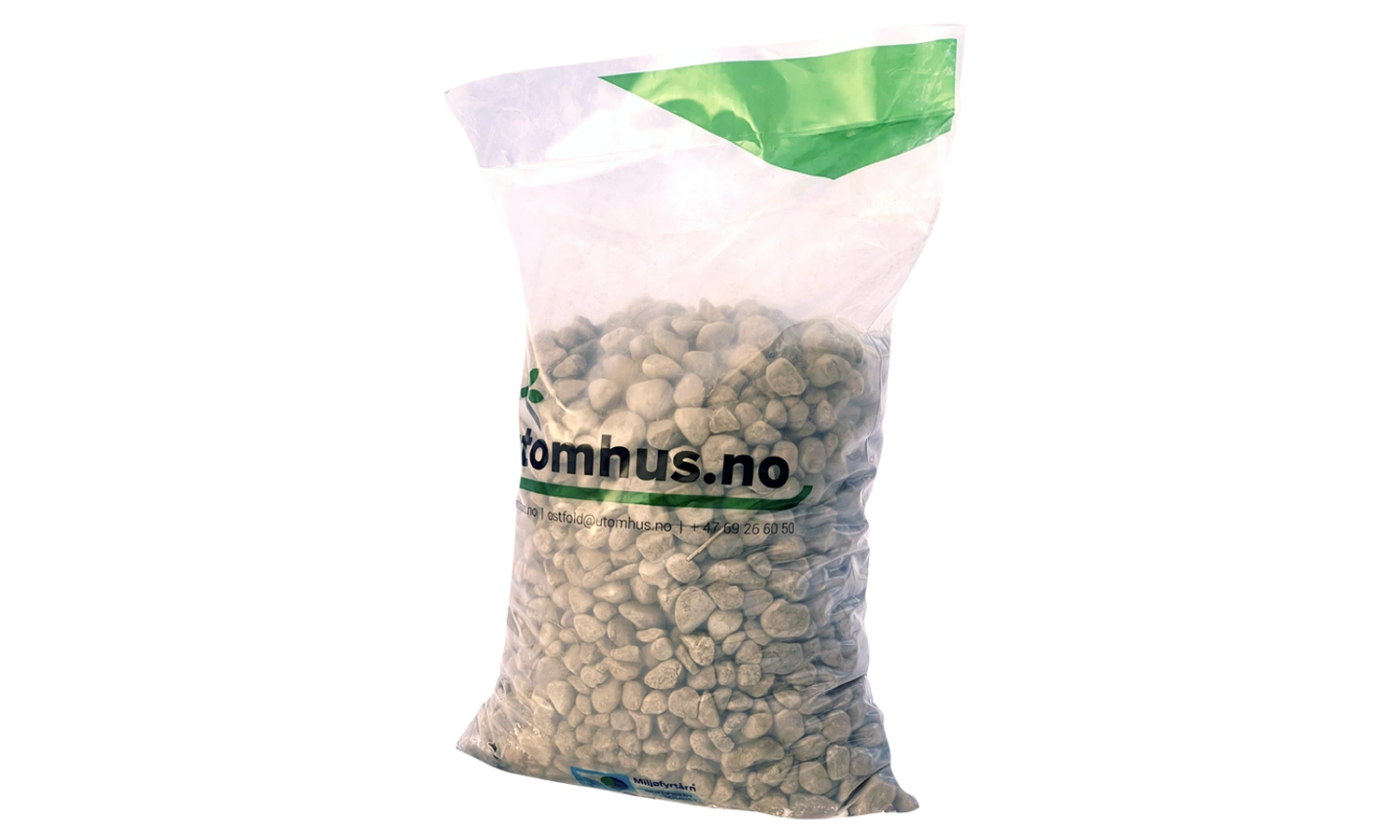 Gjennomsiktig plastsekk med elvesingel 16–30 mm (runde, lyse steiner), merket utomhus.no, isolert på svart bakgrunn.