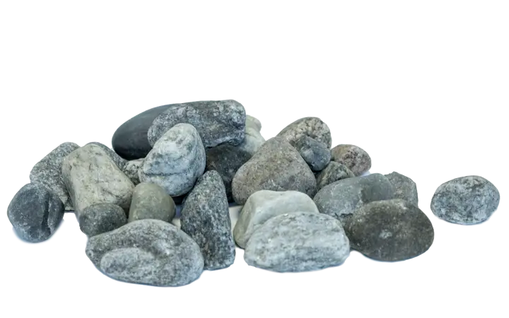 Isolert elvesingel 8–16 mm på svart bakgrunn: en liten haug avrundede, glatte elvesteiner i grå og lyse nyanser, med naturlig spraglete mønster.