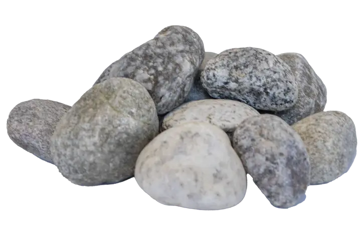 Isolert elvesingel 30–45 mm på svart bakgrunn: en liten haug avrundede elvesteiner i grå og lyse toner, med glatt overflate og naturlig spraglete mønster.