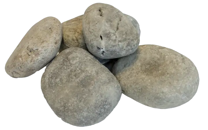 Isolert elvestein 45–60 mm på svart bakgrunn: en liten samling glatte, avrundede grå steiner i middels størrelse, med svake fargevariasjoner og naturlige merker.