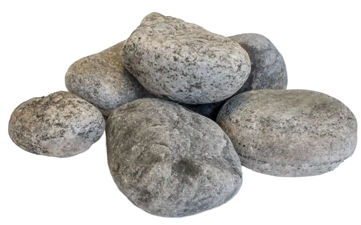 Isolert elvestein 60–100 mm på svart bakgrunn: en liten haug med glatte, avrundede grå steiner i ulike størrelser og nyanser.