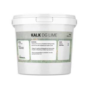 Hvit plastbøtte med lokk på svart bakgrunn, med etikett der det står «KALK DG LIME».