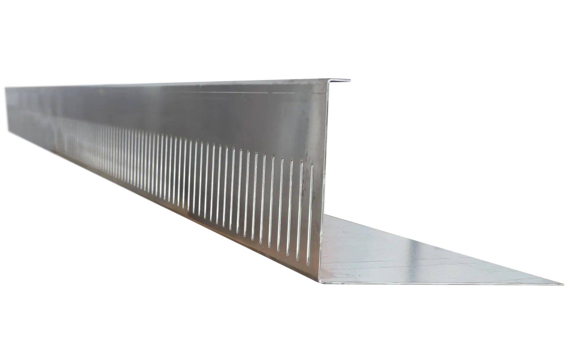 Isolert kantlist i metall på svart bakgrunn: en lang, L-formet aluminiumsprofil med vertikal side med smale, jevne spalter (drenerings-/ventilasjonsspor) og en horisontal flens som stikker ut til høyre.