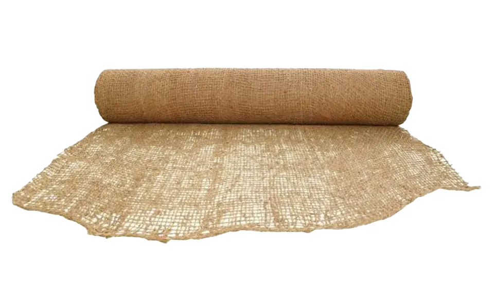 IIsolert kokosmatte på gjennomsiktig bakgrunn: rull med beige/brun kokosfiberduk som er delvis utrullet, med grov, vevd struktur og ujevne kanter.