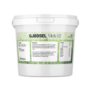 Hvit plastbøtte med lokk på svart bakgrunn. Etiketten har grønn gressbakgrunn og stor tekst «GJØDSEL 14-6-12», med anbefaling og innholdstabell på høyre side samt utomhus.no-logo.