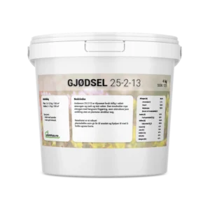 Hvit plastbøtte med lokk på svart bakgrunn, med etikett der det står «GJØDSEL 25-2-13». Etiketten har anbefaling-/beskrivelsefelt og næringsinnhold