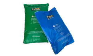 To store plastsekker på svart bakgrunn, én grønn og én blå, med «The Andersons»-logo og produkt-/sikkerhetsinfo trykket på baksiden. Sekkene ligger delvis oppå hverandre.