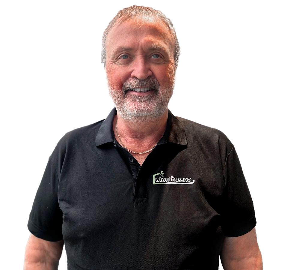 Isolert portrett av Dag Hope på gjennomsiktig bakgrunn: smilende mann med kort grått hår og grått skjegg, iført svart poloskjorte med «utomhus.no»-logo på brystet.