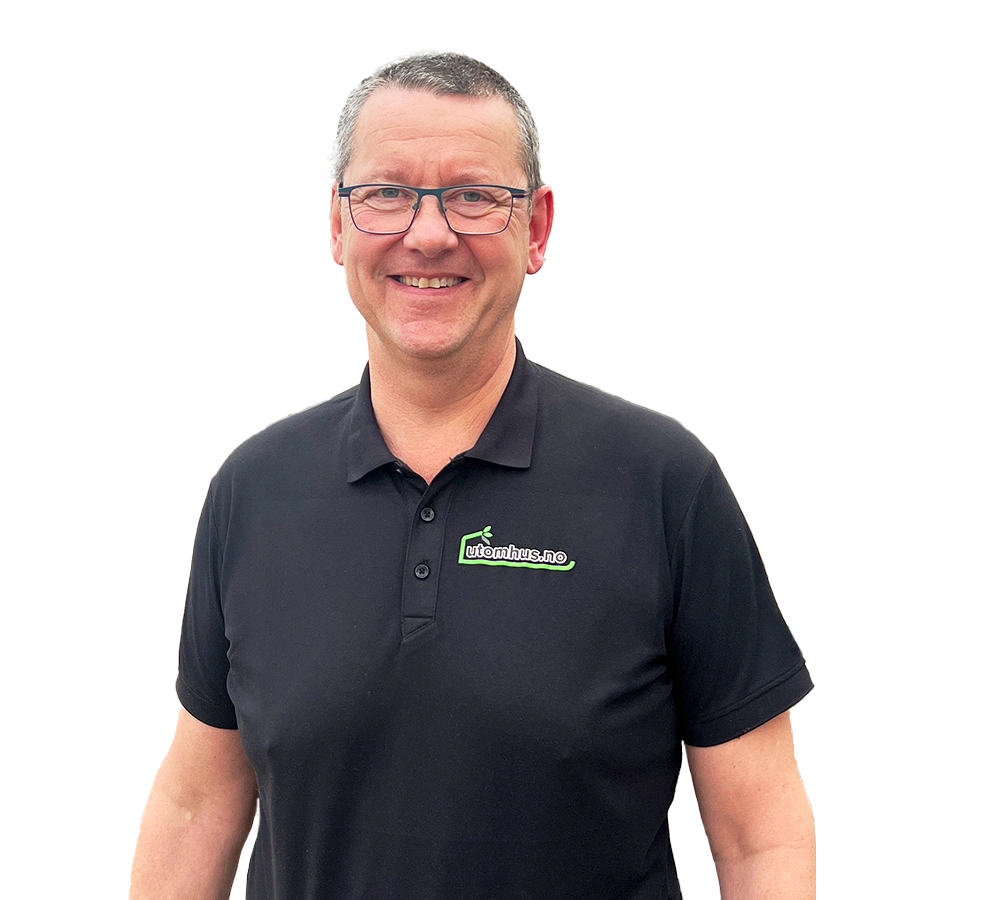 Isolert portrett av Thomas Oswald på gjennomsiktig bakgrunn: smilende mann med kort grått hår og briller, iført svart poloskjorte med «utomhus.no»-logo på brystet.
