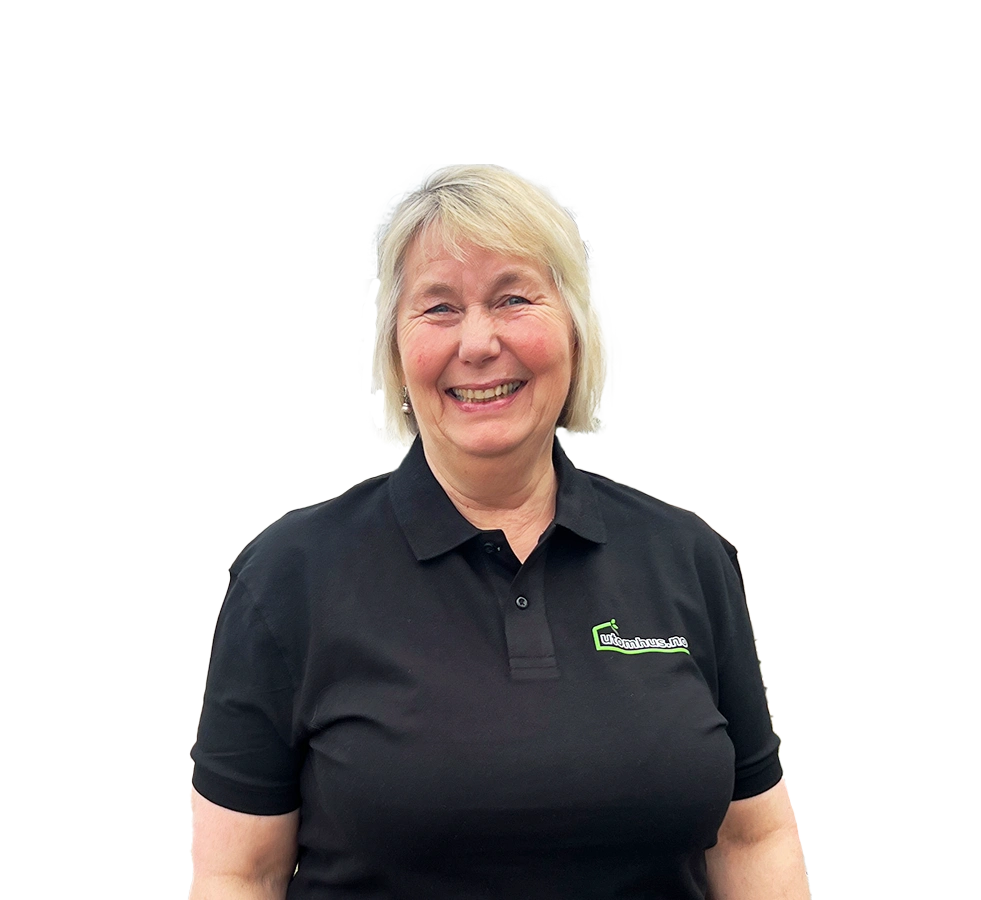 Isolert portrett av Tove Marie Gjølstad på gjennomsiktig bakgrunn: smilende kvinne med lyst, kort hår i bob, iført svart poloskjorte med «utomhus.no»-logo på brystet.