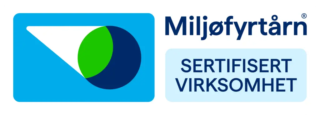 Miljøfyrtårn-logo med teksten «Miljøfyrtårn» og «SERTIFISERT VIRKSOMHET» i blått, ved siden av et blått symbol med grønn og mørkeblå sirkel.