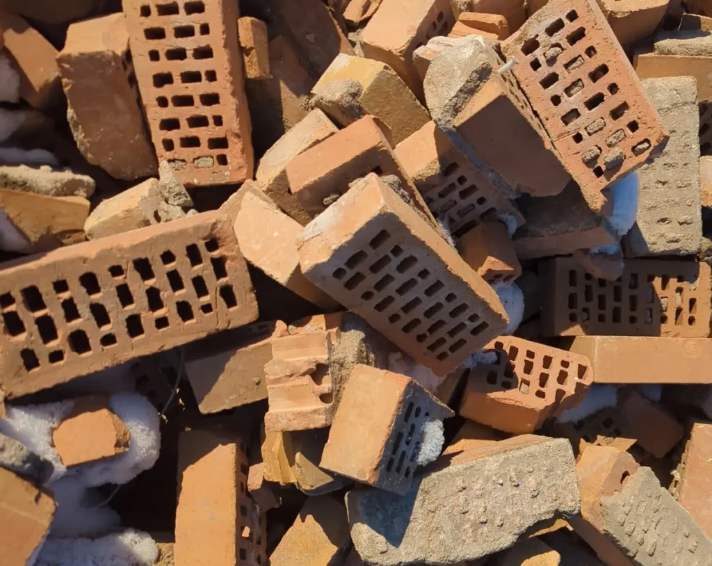 Haug med teglstein fra riveprosjekt som skal sorteres og gjenbrukes.