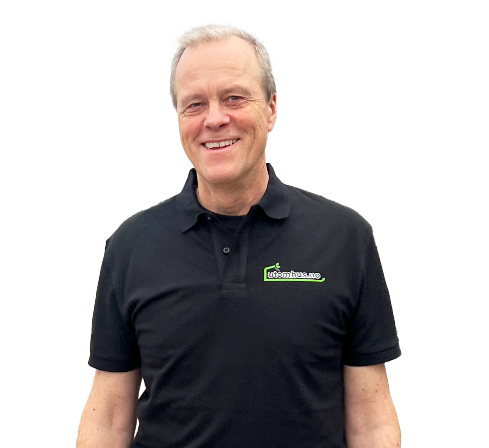 Portrett av Svein-Erik Pejby i svart utomhus.no poloskjorte.