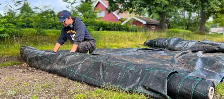 Forberedende arbeid før man legger sedum består av å legge ut en duk